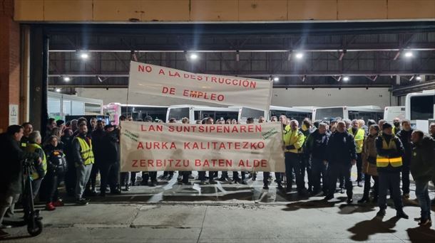 Tuvisako langileak Gasteizko autobus garajean. Argazkia: UGT Euskadi