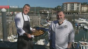 Perretxiko eta oilasko arroza gorringo trufatuarekin, Plentziako Sustraiak jatetxearen harribitxietako bat