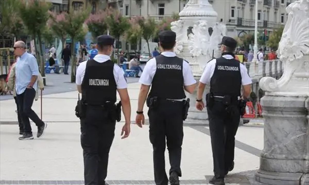 Tres polícias municipales de Donostia en el paseo de la Concha. Foto: EFE