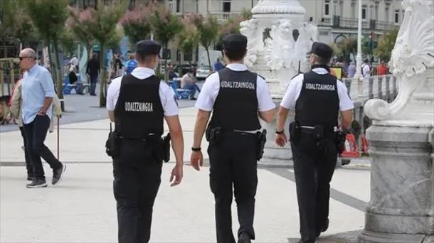 Tres polícias municipales de Donostia en el paseo de la Concha. Foto: EFE