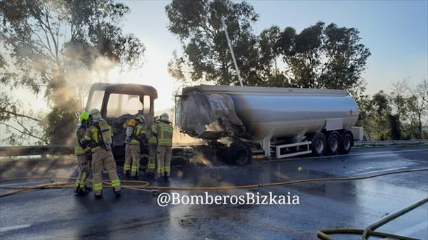 El camión cisterna incendiado hoy en Santurtzi