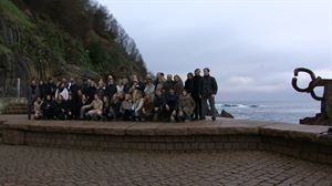 Chillidatarren familia-argazkia Haizearen Orrazian, eskultorearen lan ikonikoenetakoan