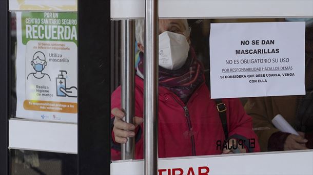 Una mujer sale de un centro de salud. Foto: EFE