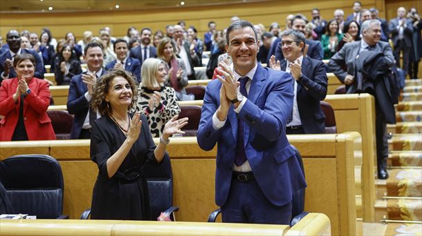 Pedro Sanchez Espainiako Gobernuko presidentea txaloka, bozketak amaitu ondoren. Argazkia: EFE