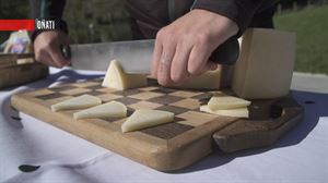 Gesaltza gaztak dastatu ditugu Oñatin Maialen Madinaren eskutik