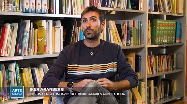 Biblio[artea]: Iker Aranbarri Cristina Enea liburutegiko arduraduna