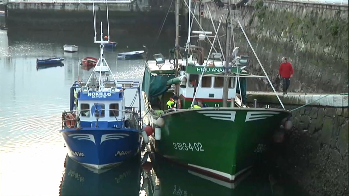 Los barcos “Hiru Anaiak” y “Rokillo”, listos para recoger pélets en la mar. Foto: Irekia.