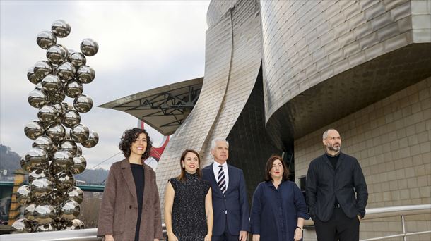 Guggenheim Bilbao Museoko arte-arduradunek egin dute 2024ko egitarauaren aurkezpena. Argazkia: EFE.