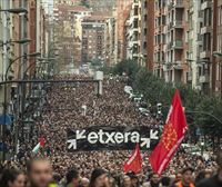 Miles de personas participan en Bilbao en la manifestación de Sare bajo el lema Llaves para la resolución