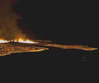 La tierra vuelve a abrirse en Islandia, y la lava traspasa las barreras construidas para proteger Grindavik