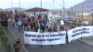 Migrazio lege berriaren kontra eta elkartasun politiken alde kalera atera dira Hendaian