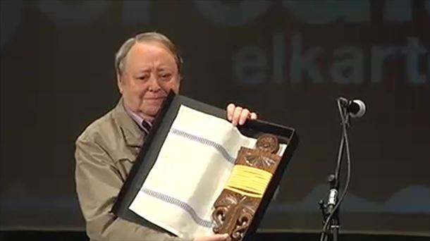 Iñaki Beobide, en 2011, recibiendo el premio Argizaiola