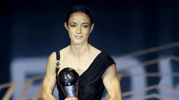 La jugadora del Barcelona, Aitana Bonmatí, al recoger el premio. 