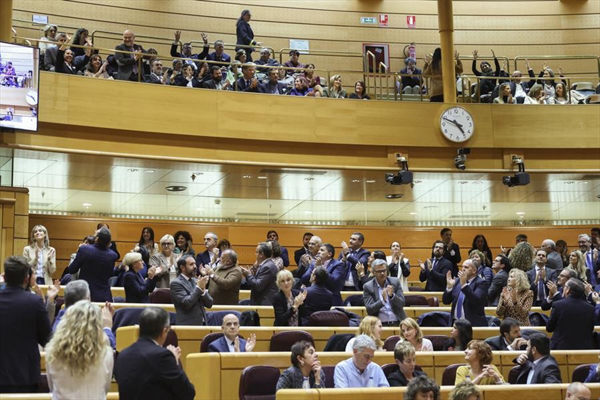 Personas aplauden desde la tribuna de invitados en el pleno del Congreso celebrado en el Senado. EFE