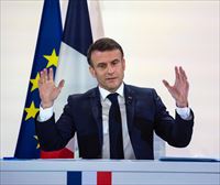 Macron promete más autoridad y anuncia que recuperará los uniformes y la Marsellesa en las escuelas