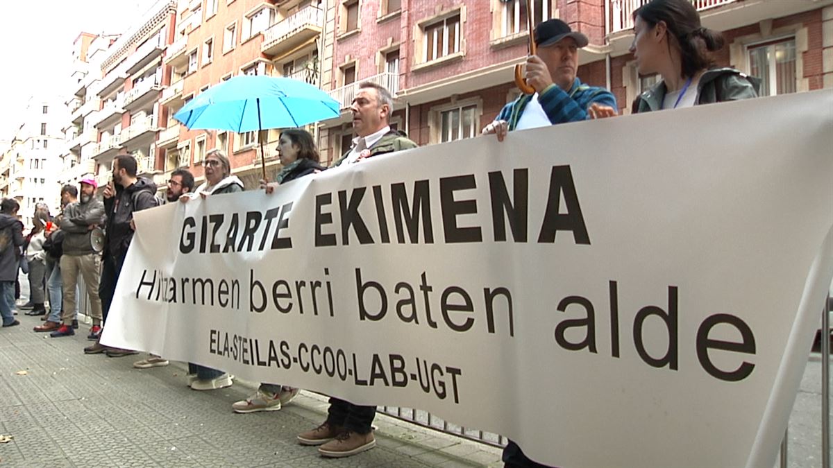 Personal de Enseñanza de Iniciativa Social se moviliza en Jesuitas de Bilbao