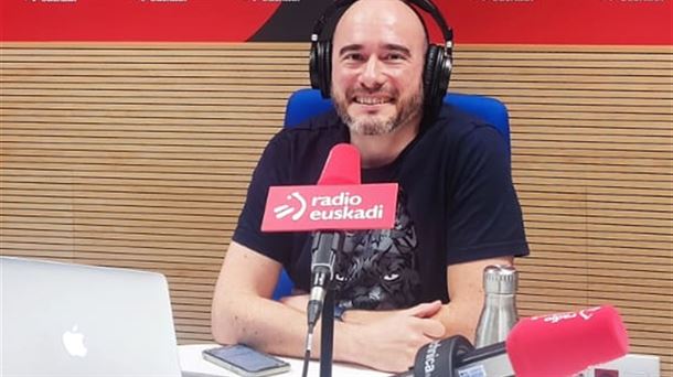 Mikel Soto en los estudios de Radio Euskadi en Iruñea