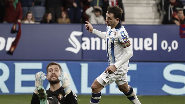 Mikel Oyarzabal transforma el penalti ante el enfado de Aitor Fernández. Foto: EFE