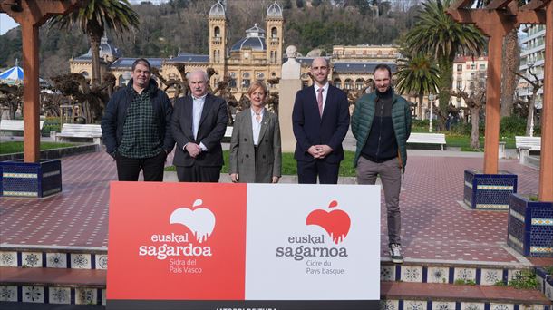 Erakundeetako ordezkariak, jatorri-izen berria izango denaren aurkezpenean. Argazkia: Irekia. 