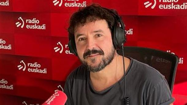 Xabi Solano de Esne Beltza en los estudios de Radio Euskadi