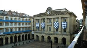 Dena prest bandera igoerarako: Konstituzio plaza apainduta eta angulak prest