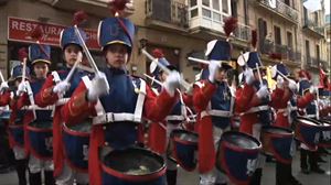 Union Artesanako haur danborradak gogoz jo du danborra Donostiako Alde Zaharrean