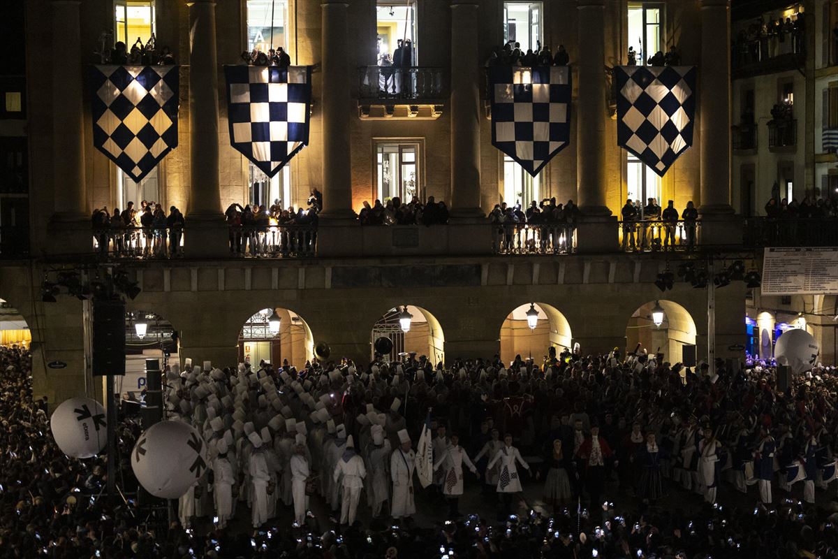 Danborrada Donostiako Konstituzio plazan. Argazkia: EFE