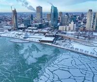 El temporal de frío y nieve que azota EE. UU. convierte Milwaukee en un gran lago de hielo