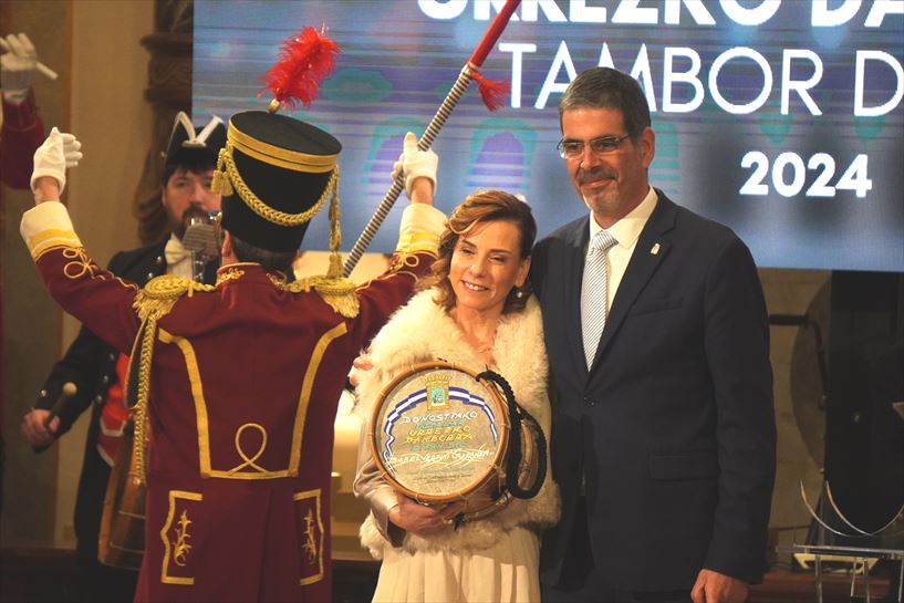 Isabel Verdini ha recibido el Tambor de Oro. Foto: Ayuntamiento de San Sebastián