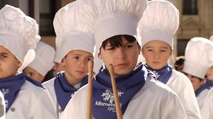 500 haurrek astindu dituzte danborrak eta upelak Azpeitian