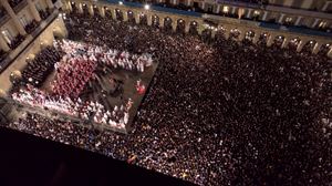 Realaren ereserkia ere abestu eta dantzatu dute Donostiako banderaren jaitsieran