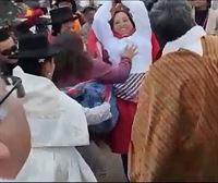 Dina Boluarte Peruko presidenteari eraso egin diote Ayacuchon bisita egiten ari zela