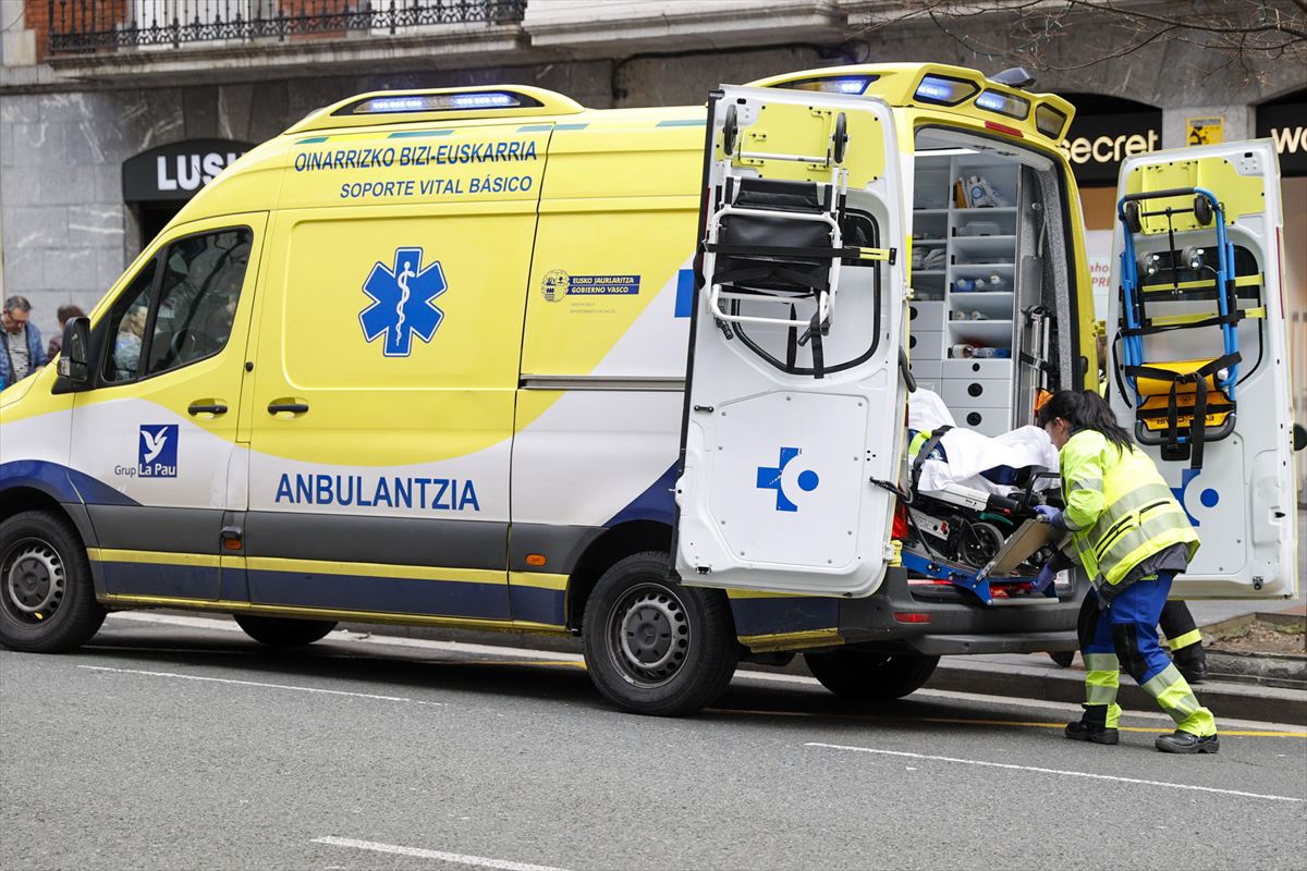 Una ambulancia que presta el transporte de emergencias en Euskadi