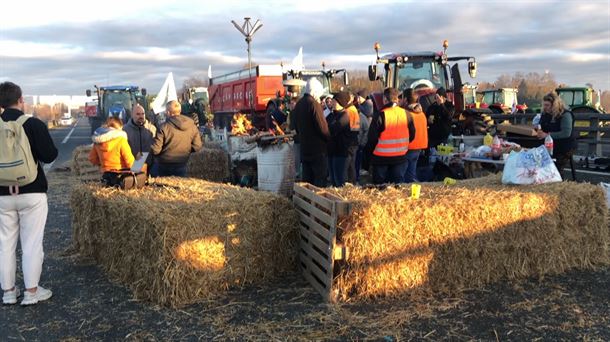 Protesta de agricultores de Iparralde en la A-63. EITB