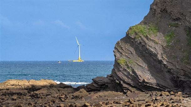 El único molino eólico marino de la costa vasca