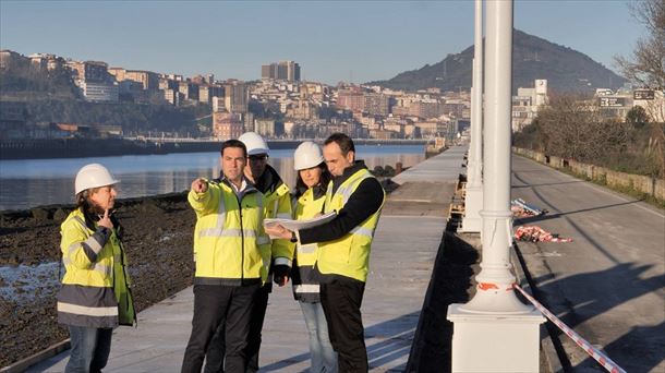 Imanol Pradales, con el equipo técnico, visita las obras del bulevar 