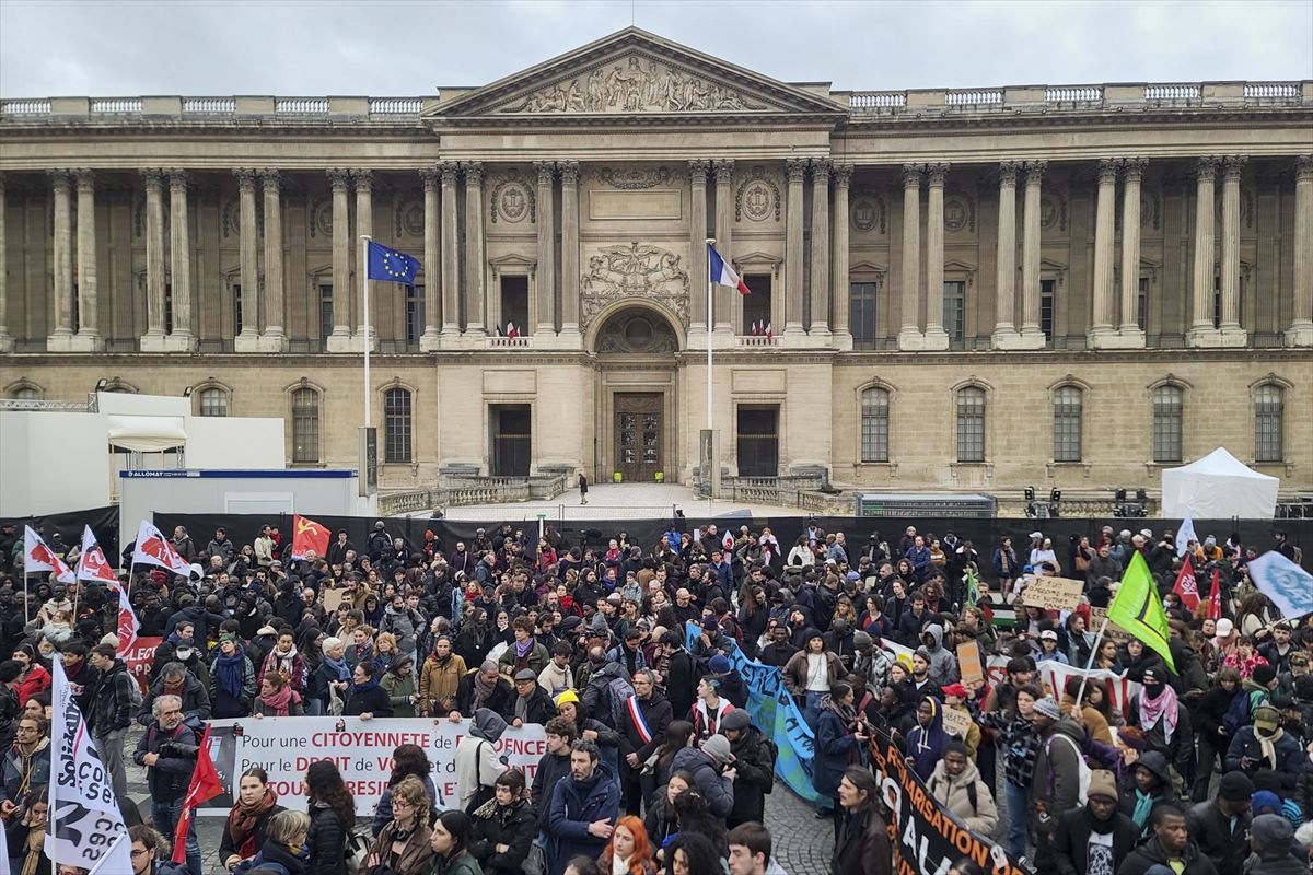 Manifestantes han protestado este jueves en la plaza del Louvre de París contra la ley de inmigración. Foto: EFE