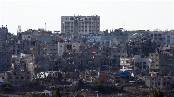 Destrucción en el campo de refugiados de Al Bureij, en el sur de Gaza. Foto: EFE