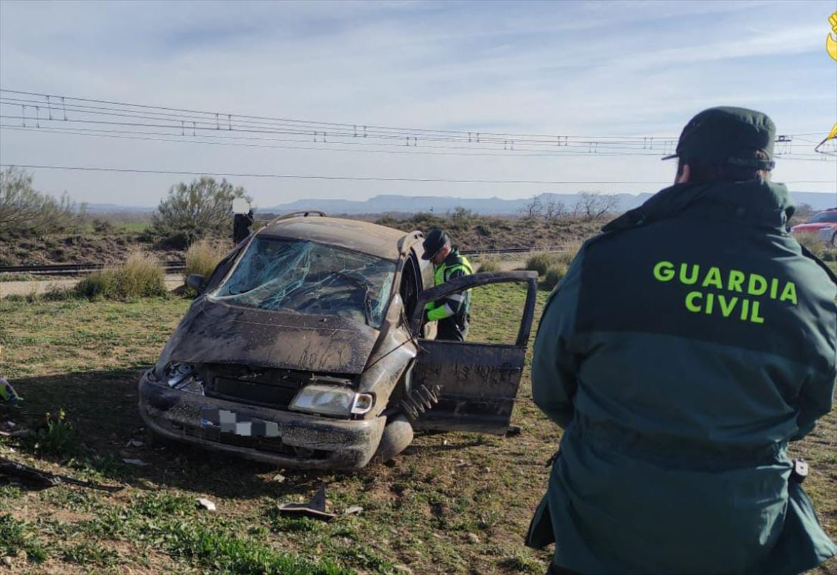 La Guardia Civil atendiendo un accidente de tráfico
