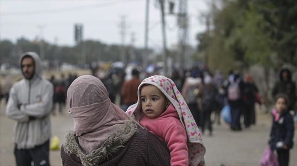 Madre e hija dejando el campo de refugiados de Khan Yunis para desplazarse a Rafah. Foto: EFE