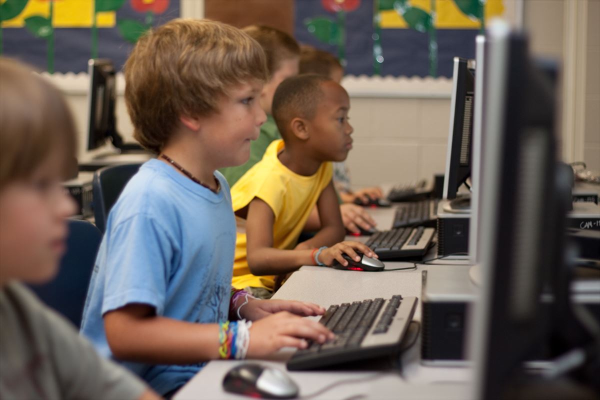 Niños en el aula de informática de un colegio. 