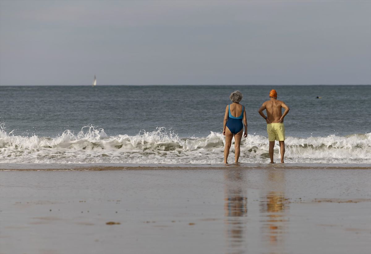 Dos personas en la playa de la Concha de Donostia, este sábado. Foto: EFE