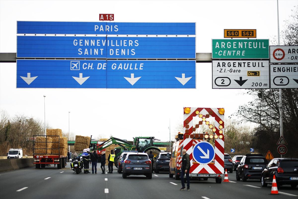 Los agricultores llegaron a bloquear hasta seis puntos de los accesos a París. 
