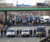 Los agricultores bloquean las principales autopistas de acceso a París