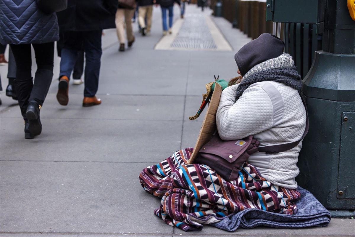 Una mujer pidiendo dinero en la calle. Foto: EFE