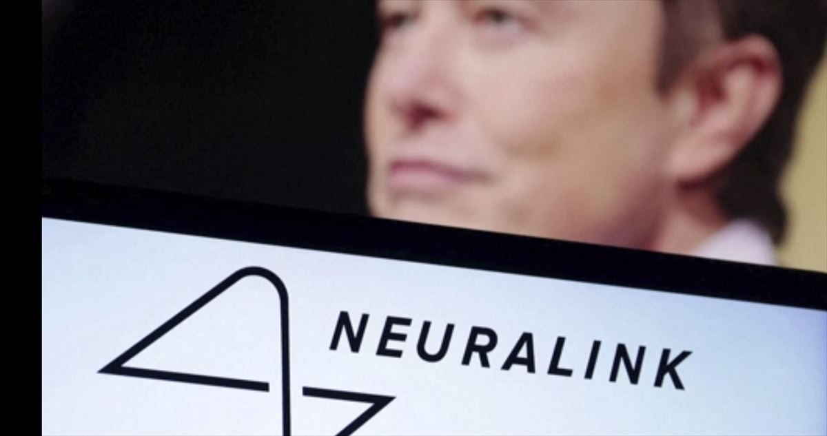 Musk, junto a la marca de Neuralink. 