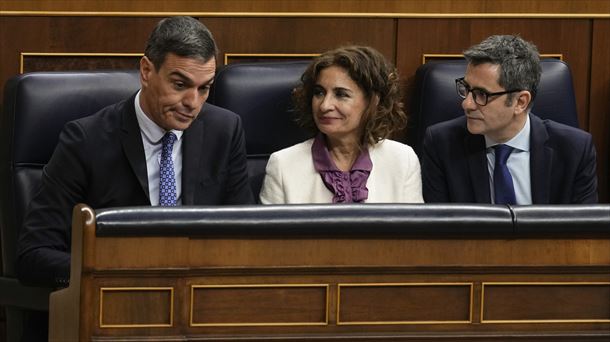 Pedro Sánchez, María Jesús Montero y Félix Bolaños. EFE