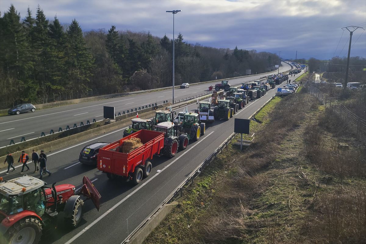 Los agricultores continúan bloqueando las carreteras con tractores y camiones. 