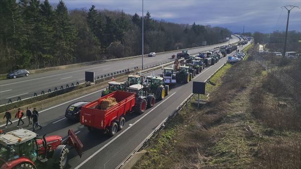 Los agricultores continúan bloqueando las carreteras con tractores y camiones. 