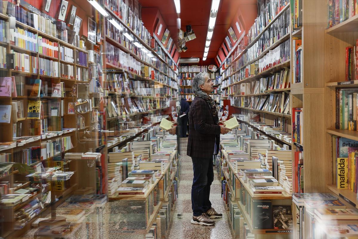 Un hombre en una librería. 